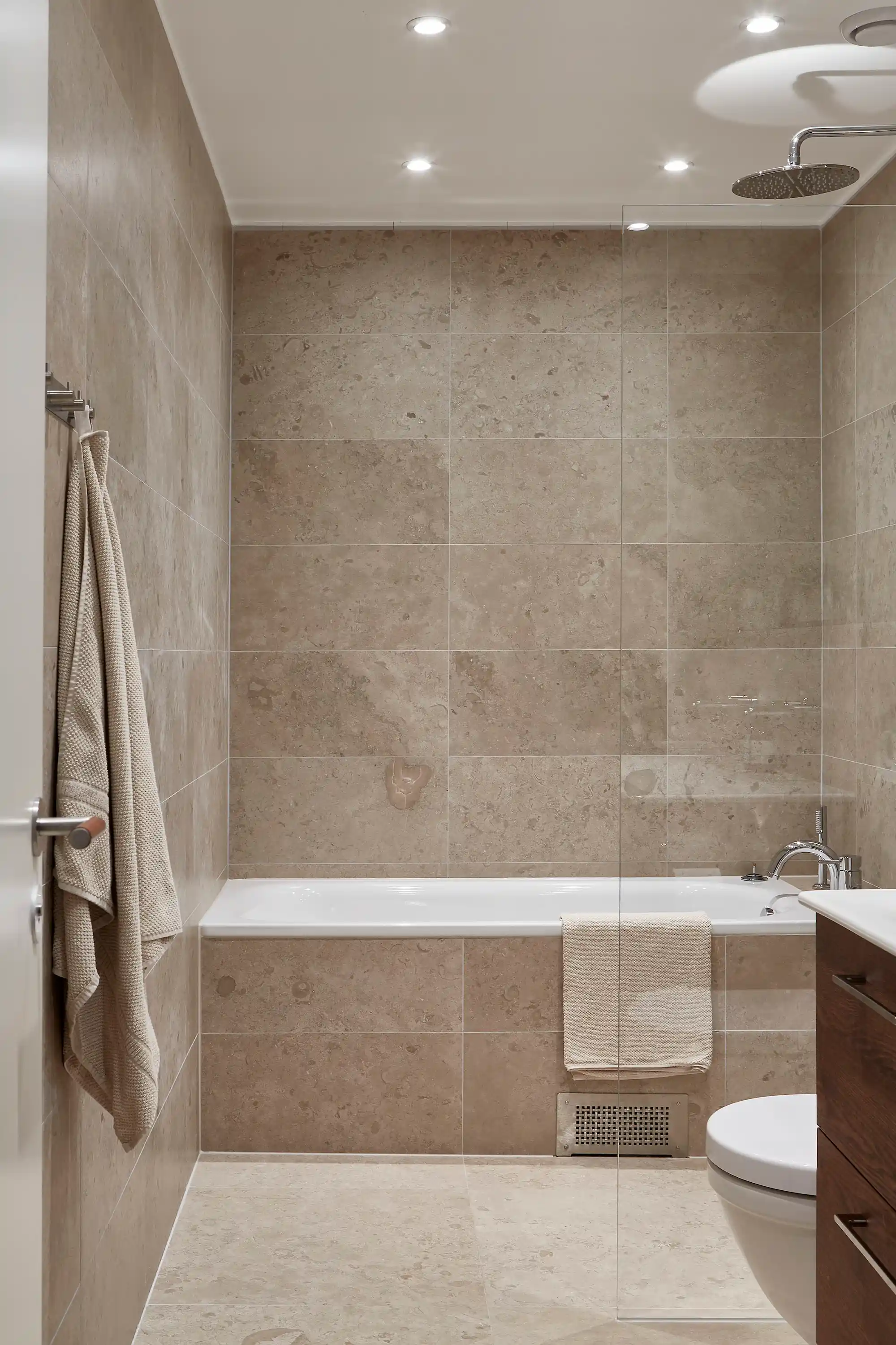 Badrum med klinker Norrvange Beige från Bricmate och inbyggt badkar