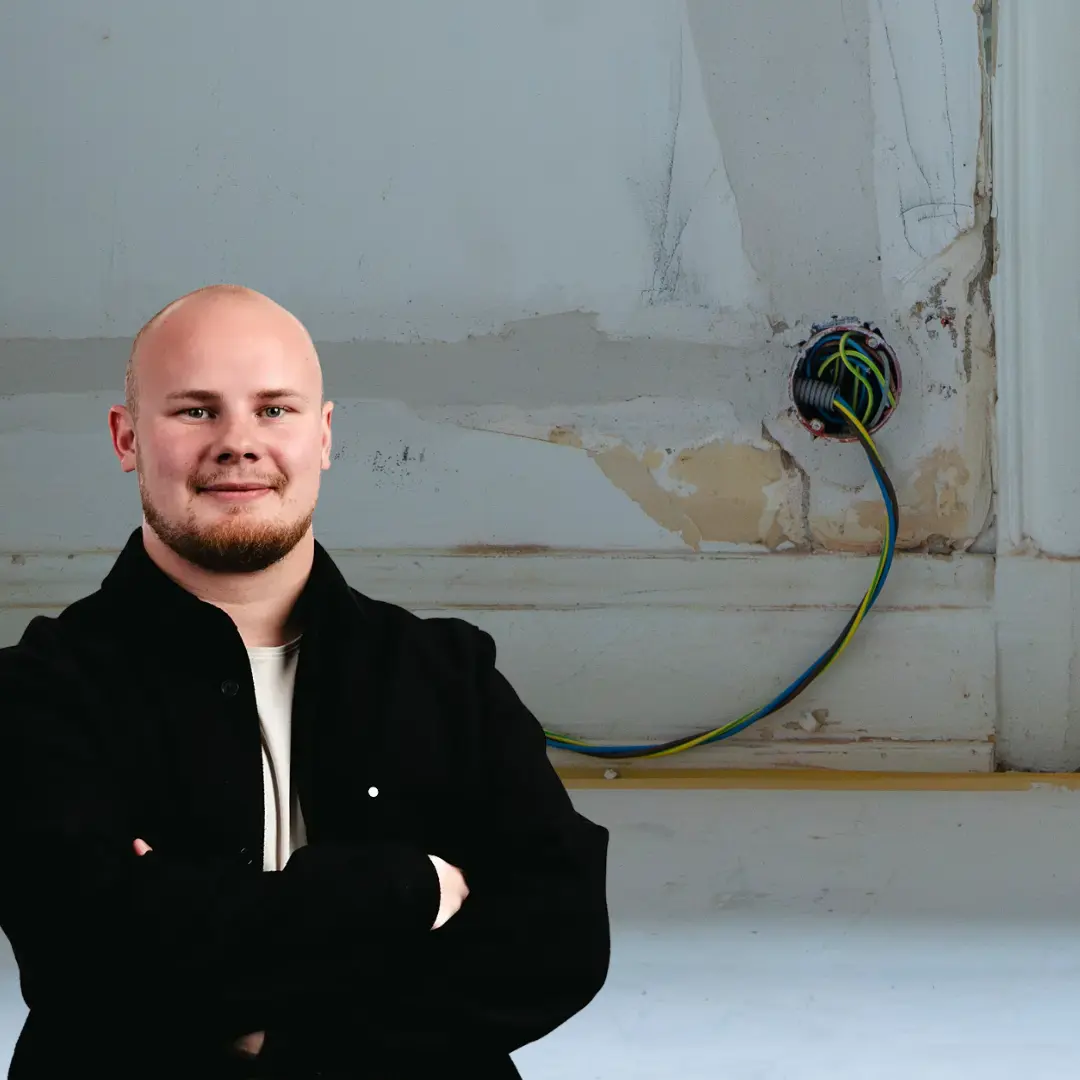 Elektriker vid sin bil i Malmö