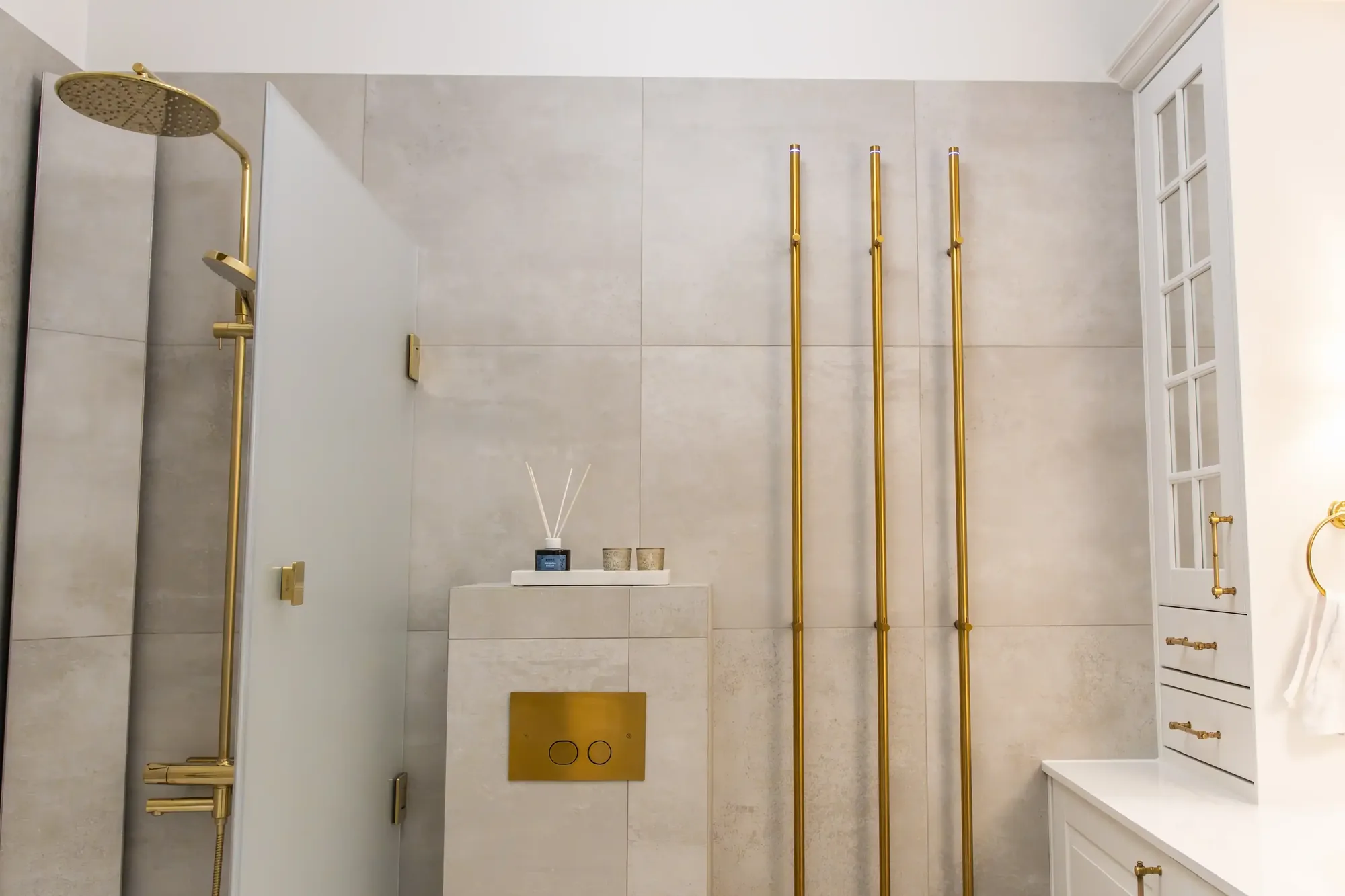 Före och efter jämförelse badrumsrenovering