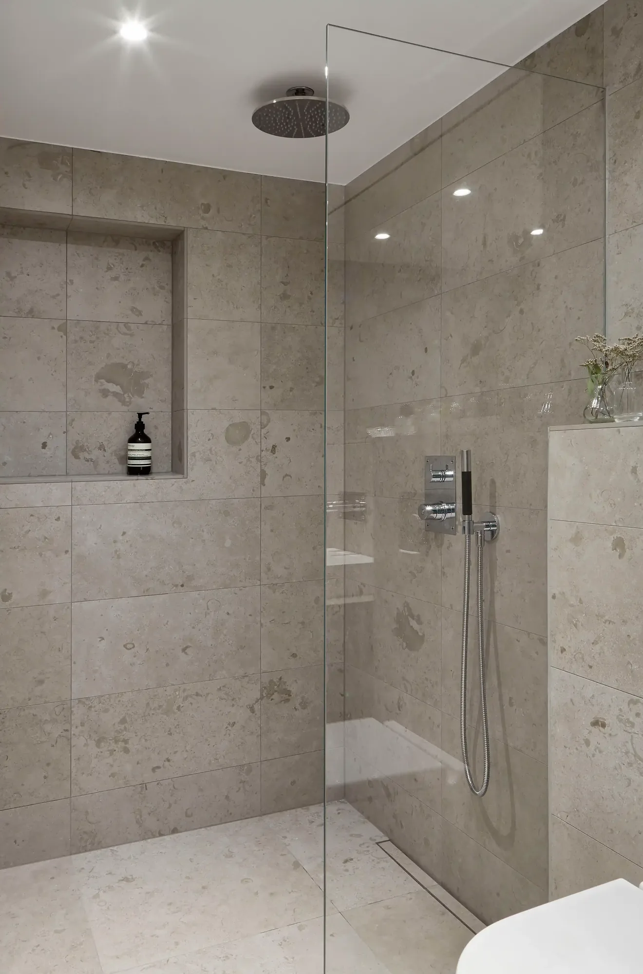 Badrum med klinker Norrvange Light gray från Bricmate