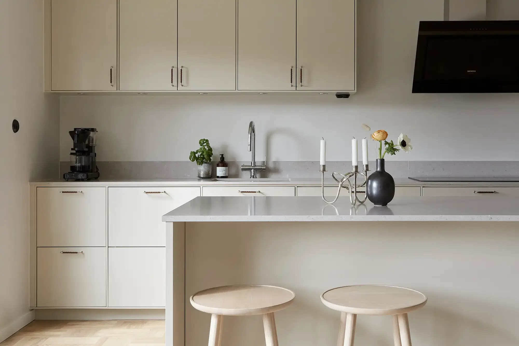 ljust harmoniskt kök efter köksrenovering