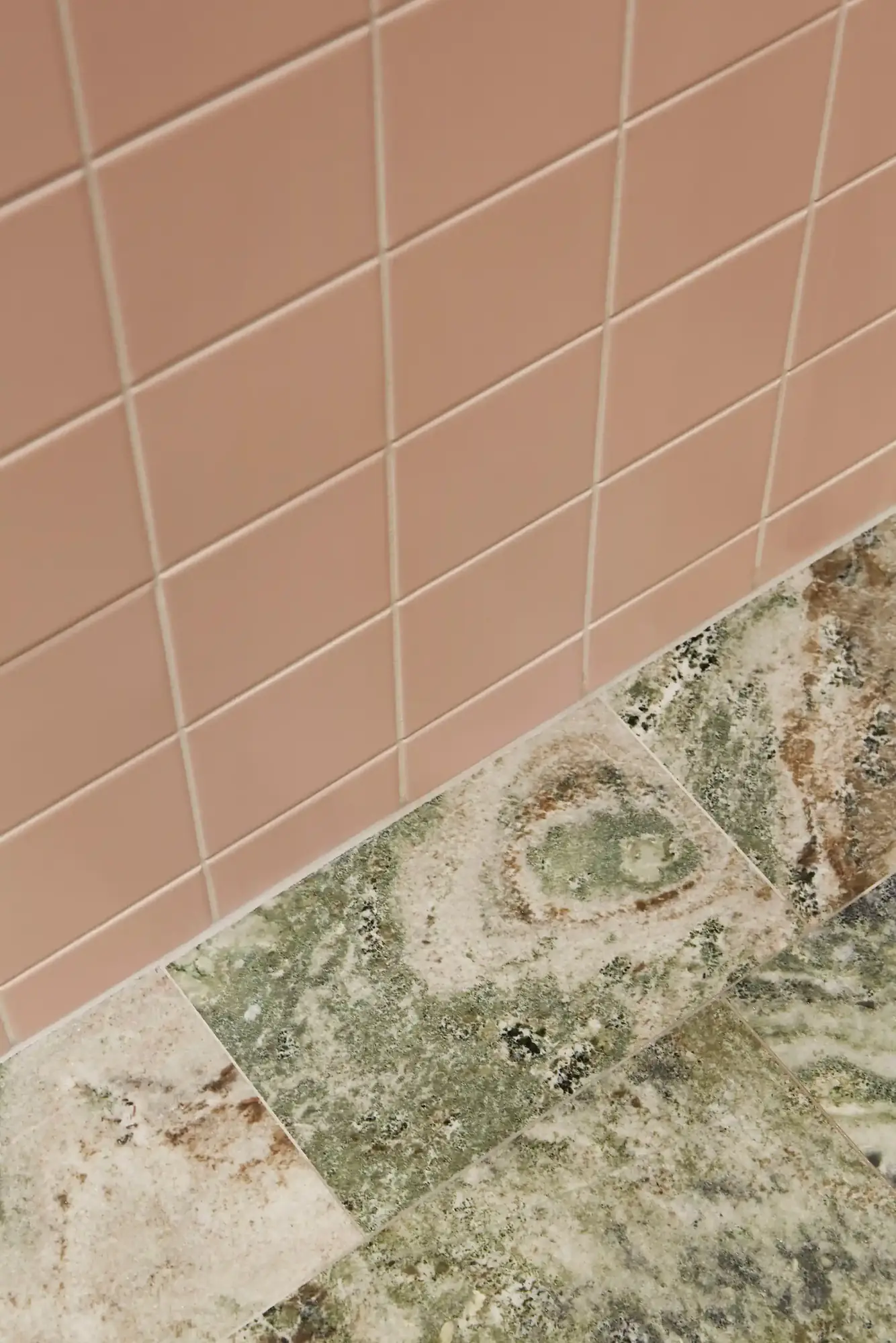 Badrum med rosa klinker och kolmårdsmarmor